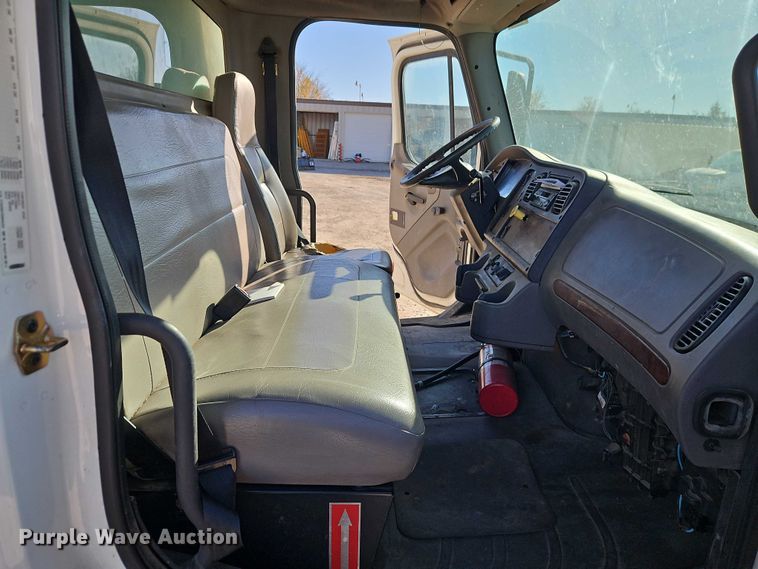 image for item EO4789 2005 Freightliner Business Class M2 box truck