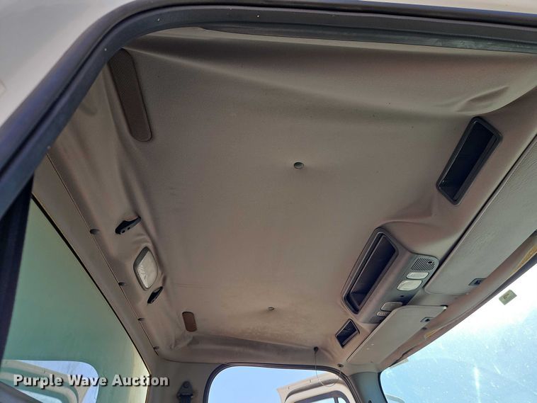 image for item EO4789 2005 Freightliner Business Class M2 box truck