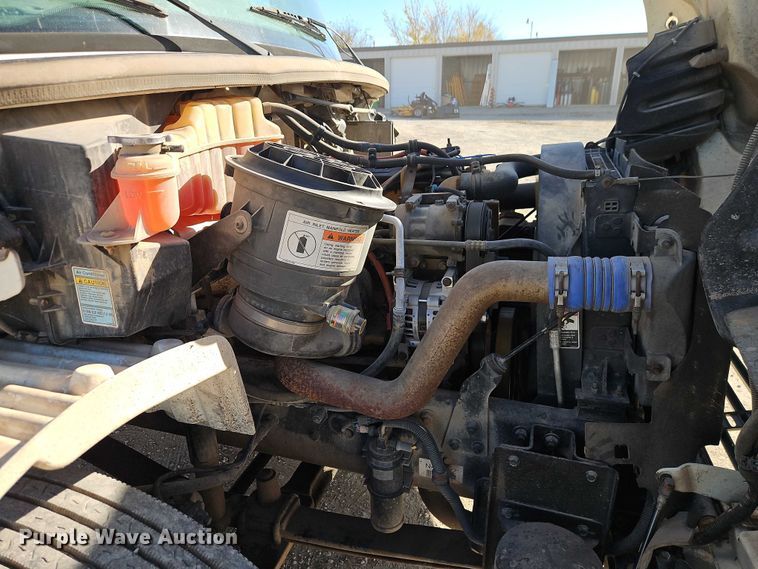 image for item EO4789 2005 Freightliner Business Class M2 box truck