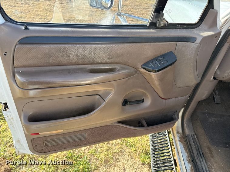 image for item EP0936 1997 Ford F250 SuperCab truck cab and chassis