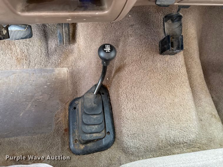 image for item EP0936 1997 Ford F250 SuperCab truck cab and chassis