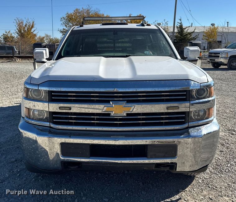 image for item ER0233 2018 Chevrolet Silverado 3500HD Crew Cab flatbed pickup truck