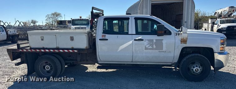 image for item ER0233 2018 Chevrolet Silverado 3500HD Crew Cab flatbed pickup truck