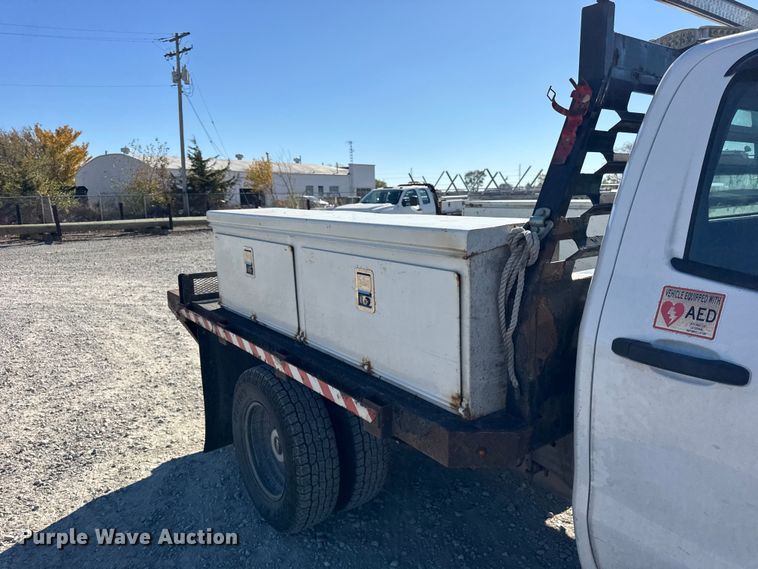 image for item ER0233 2018 Chevrolet Silverado 3500HD Crew Cab flatbed pickup truck