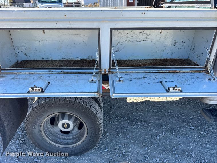 image for item ER0233 2018 Chevrolet Silverado 3500HD Crew Cab flatbed pickup truck