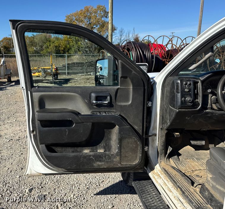 image for item ER0233 2018 Chevrolet Silverado 3500HD Crew Cab flatbed pickup truck