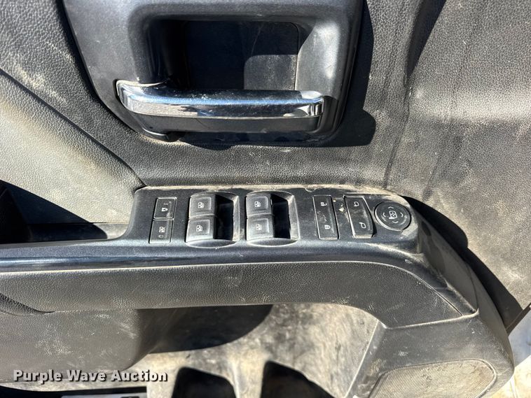 image for item ER0233 2018 Chevrolet Silverado 3500HD Crew Cab flatbed pickup truck