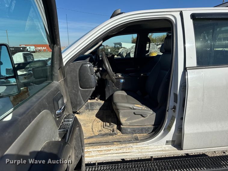 image for item ER0233 2018 Chevrolet Silverado 3500HD Crew Cab flatbed pickup truck