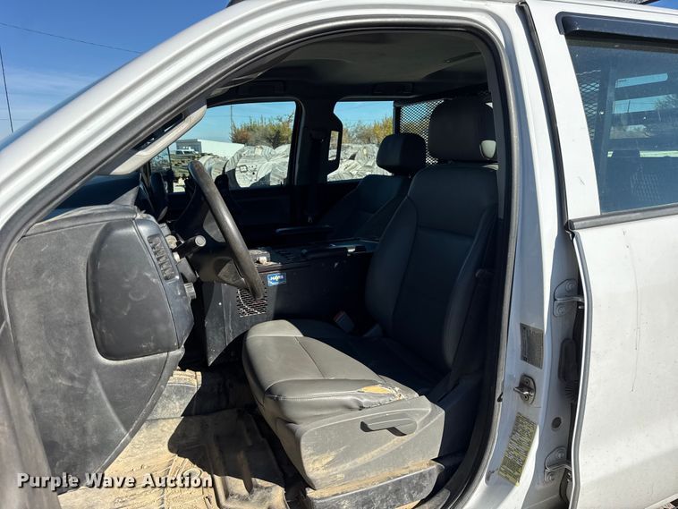 image for item ER0233 2018 Chevrolet Silverado 3500HD Crew Cab flatbed pickup truck