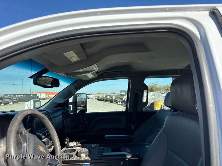 image for item ER0233 2018 Chevrolet Silverado 3500HD Crew Cab flatbed pickup truck