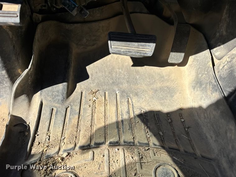 image for item ER0233 2018 Chevrolet Silverado 3500HD Crew Cab flatbed pickup truck