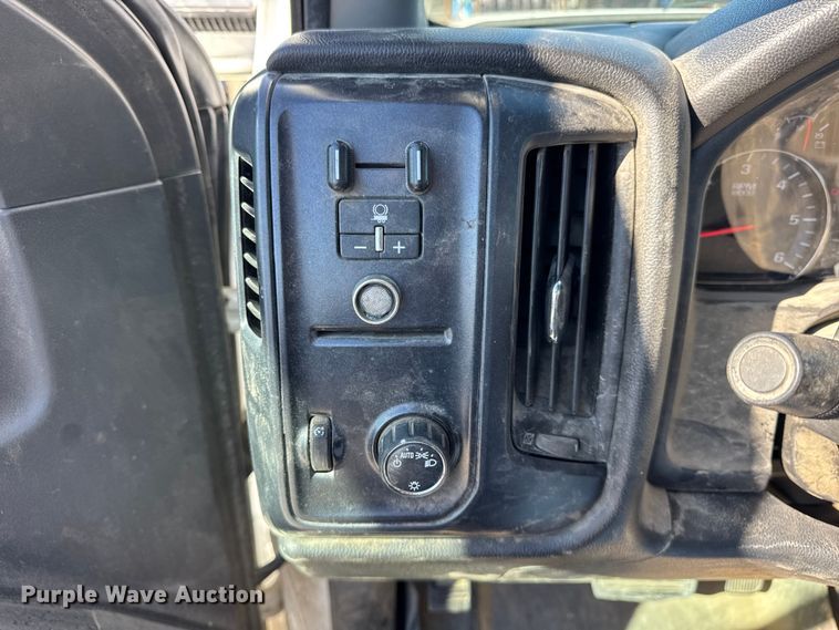 image for item ER0233 2018 Chevrolet Silverado 3500HD Crew Cab flatbed pickup truck