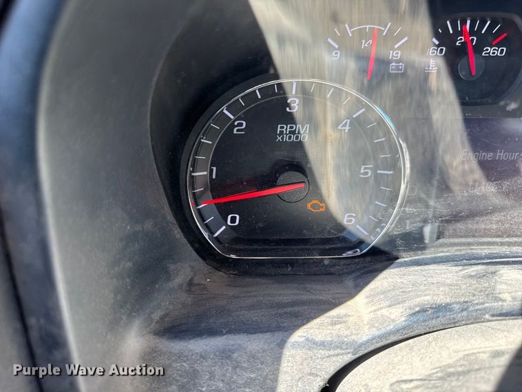 image for item ER0233 2018 Chevrolet Silverado 3500HD Crew Cab flatbed pickup truck