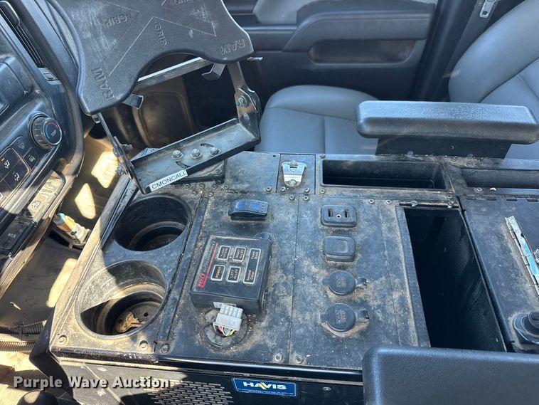 image for item ER0233 2018 Chevrolet Silverado 3500HD Crew Cab flatbed pickup truck