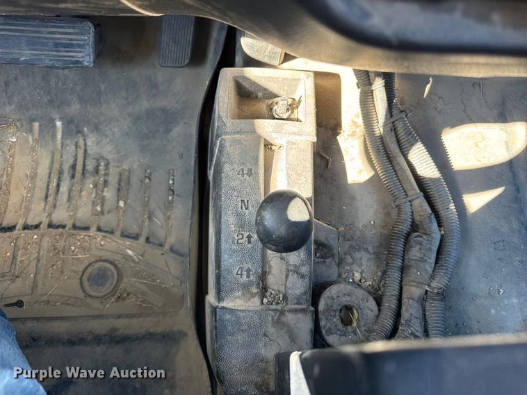 image for item ER0233 2018 Chevrolet Silverado 3500HD Crew Cab flatbed pickup truck