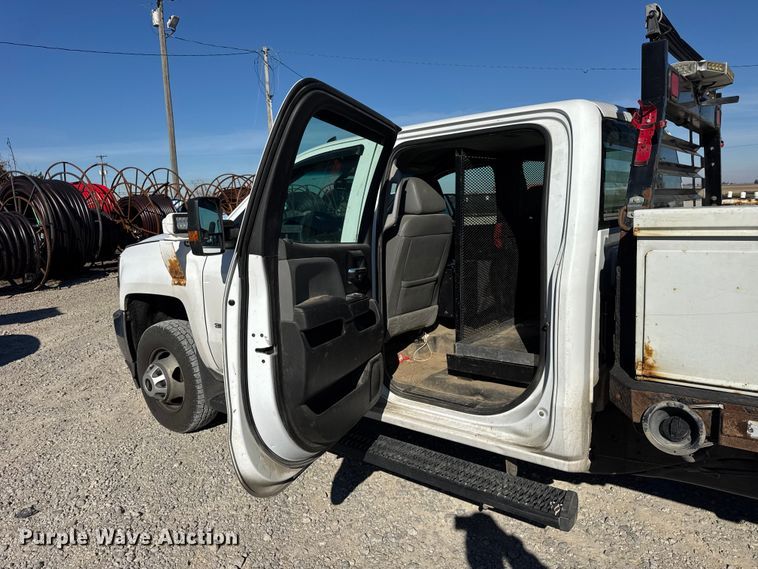 image for item ER0233 2018 Chevrolet Silverado 3500HD Crew Cab flatbed pickup truck