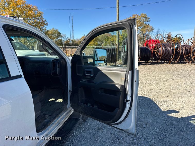 image for item ER0233 2018 Chevrolet Silverado 3500HD Crew Cab flatbed pickup truck