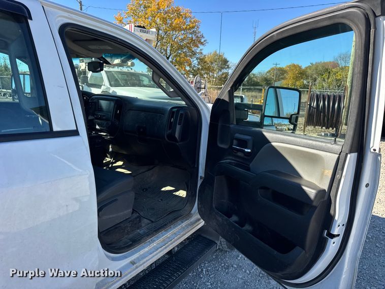 image for item ER0233 2018 Chevrolet Silverado 3500HD Crew Cab flatbed pickup truck