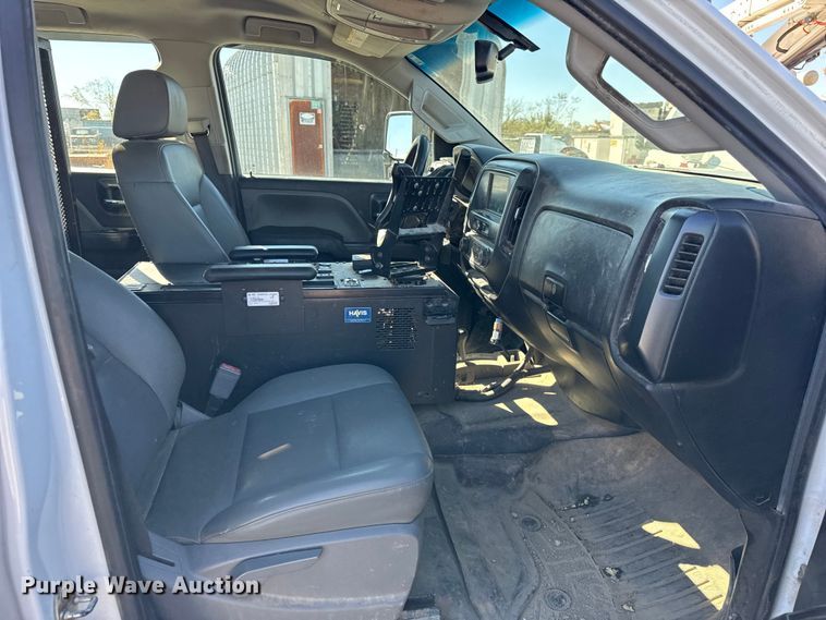 image for item ER0233 2018 Chevrolet Silverado 3500HD Crew Cab flatbed pickup truck