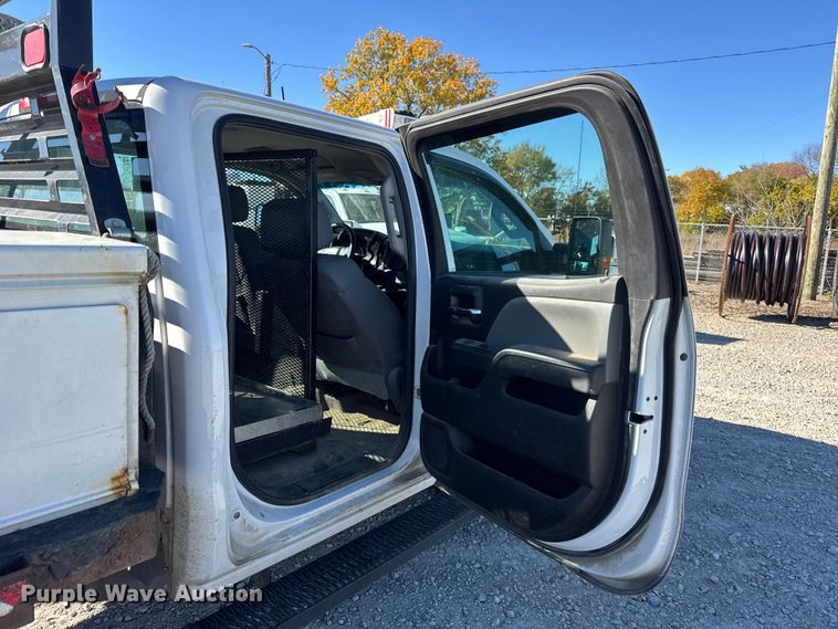 image for item ER0233 2018 Chevrolet Silverado 3500HD Crew Cab flatbed pickup truck