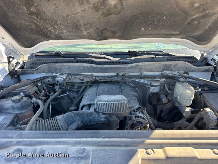 image for item ER0233 2018 Chevrolet Silverado 3500HD Crew Cab flatbed pickup truck