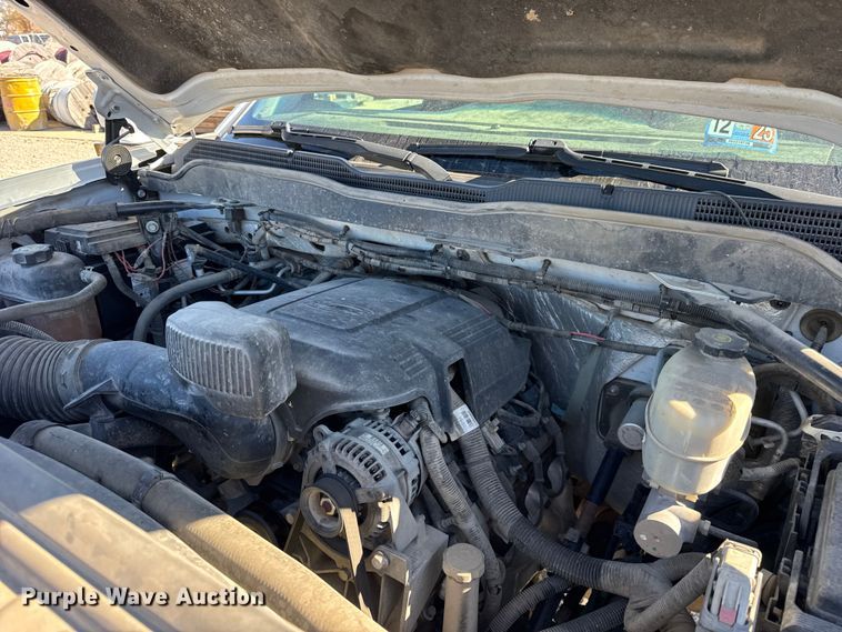 image for item ER0233 2018 Chevrolet Silverado 3500HD Crew Cab flatbed pickup truck