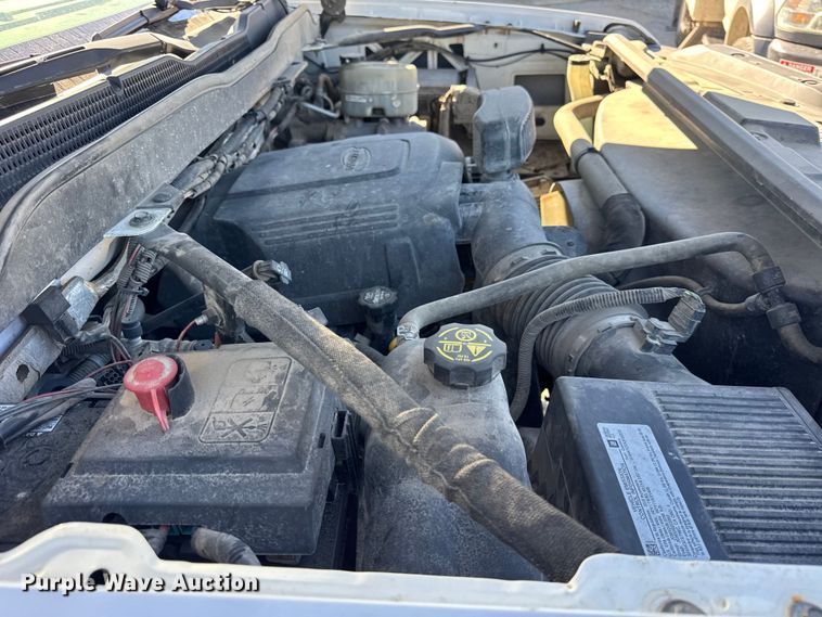 image for item ER0233 2018 Chevrolet Silverado 3500HD Crew Cab flatbed pickup truck