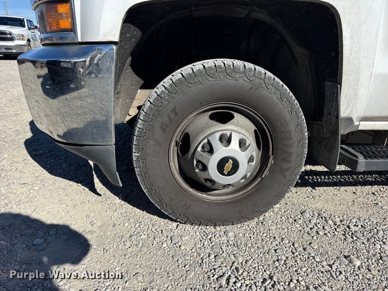 image for item ER0233 2018 Chevrolet Silverado 3500HD Crew Cab flatbed pickup truck