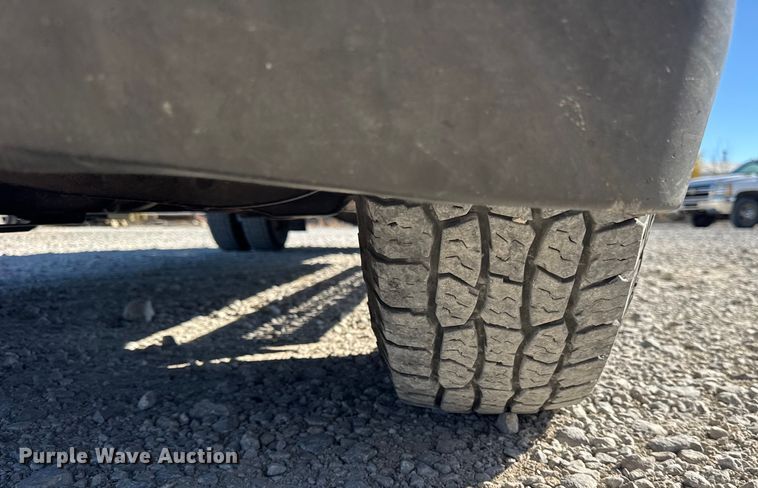 image for item ER0233 2018 Chevrolet Silverado 3500HD Crew Cab flatbed pickup truck