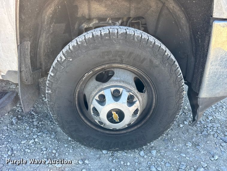 image for item ER0233 2018 Chevrolet Silverado 3500HD Crew Cab flatbed pickup truck