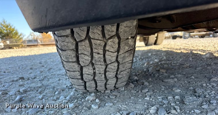 image for item ER0233 2018 Chevrolet Silverado 3500HD Crew Cab flatbed pickup truck