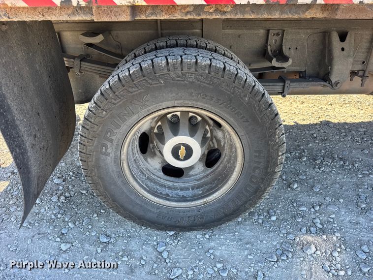 image for item ER0233 2018 Chevrolet Silverado 3500HD Crew Cab flatbed pickup truck