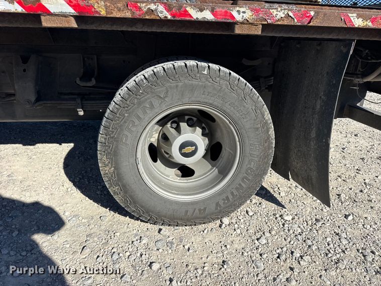 image for item ER0233 2018 Chevrolet Silverado 3500HD Crew Cab flatbed pickup truck