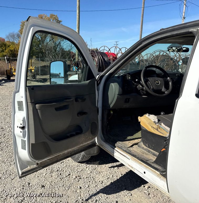 image for item ER0236 2011 Chevrolet Silverado 3500HD Ext. Cab flatbed pickup truck