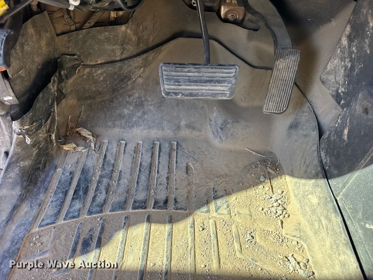 image for item ER0236 2011 Chevrolet Silverado 3500HD Ext. Cab flatbed pickup truck