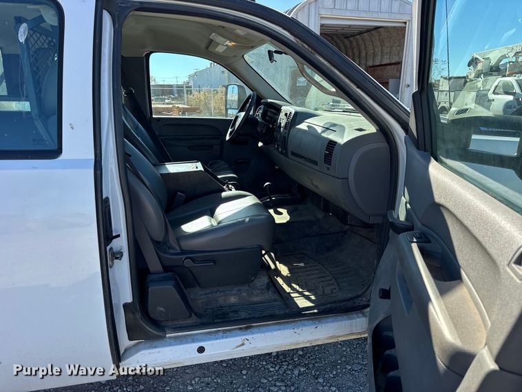 image for item ER0236 2011 Chevrolet Silverado 3500HD Ext. Cab flatbed pickup truck