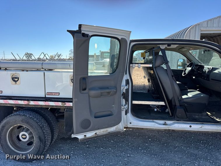 image for item ER0236 2011 Chevrolet Silverado 3500HD Ext. Cab flatbed pickup truck