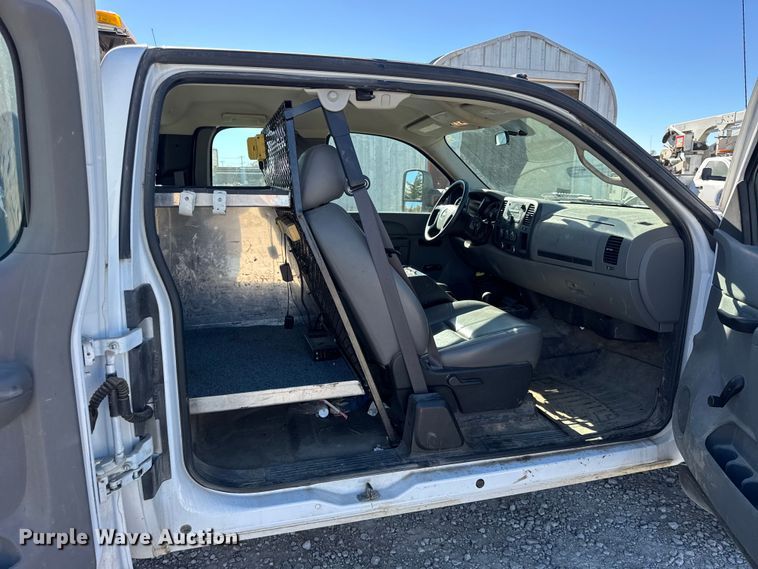 image for item ER0236 2011 Chevrolet Silverado 3500HD Ext. Cab flatbed pickup truck