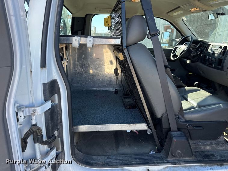 image for item ER0236 2011 Chevrolet Silverado 3500HD Ext. Cab flatbed pickup truck