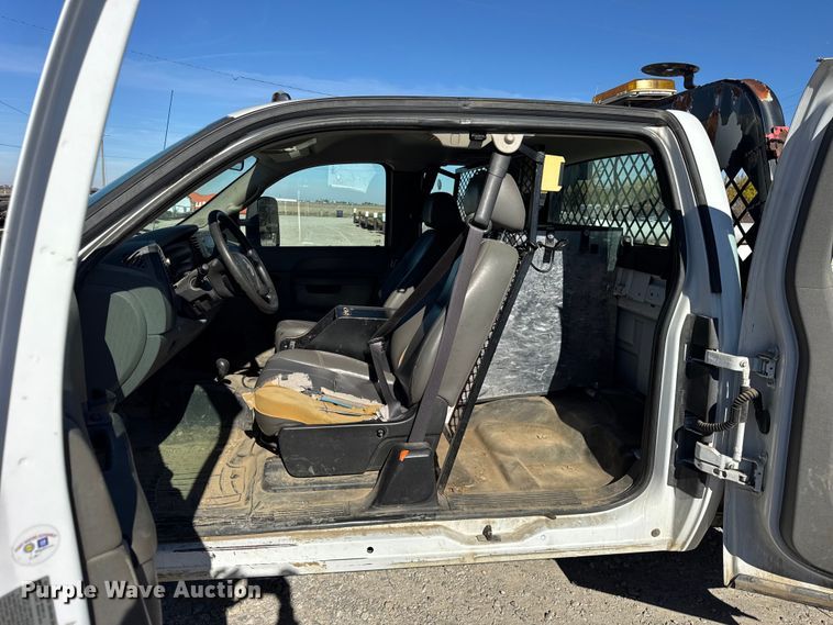 image for item ER0236 2011 Chevrolet Silverado 3500HD Ext. Cab flatbed pickup truck