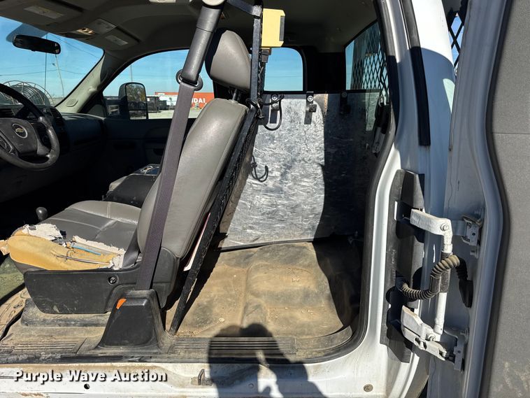 image for item ER0236 2011 Chevrolet Silverado 3500HD Ext. Cab flatbed pickup truck