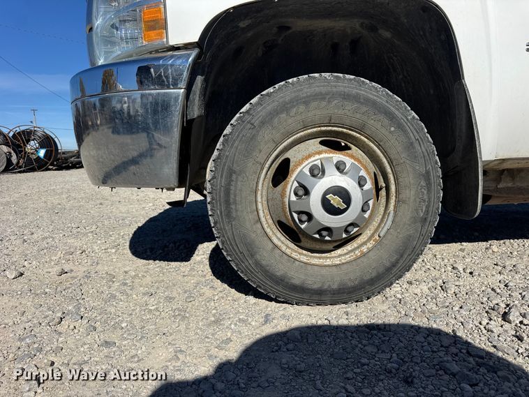 image for item ER0236 2011 Chevrolet Silverado 3500HD Ext. Cab flatbed pickup truck