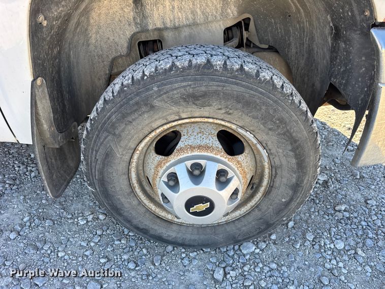 image for item ER0236 2011 Chevrolet Silverado 3500HD Ext. Cab flatbed pickup truck