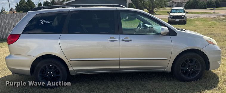 image for item ER2451 2006 Toyota Sienna van