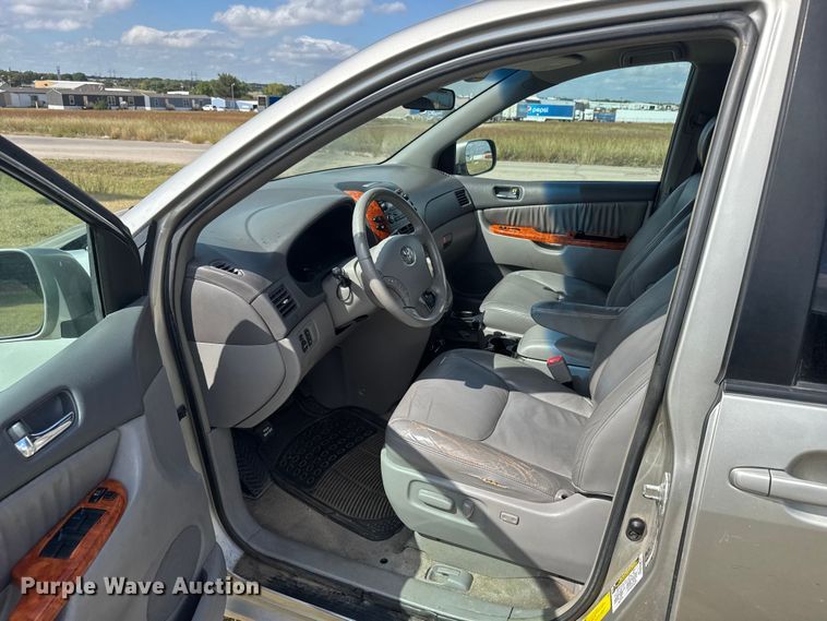 image for item ER2451 2006 Toyota Sienna van