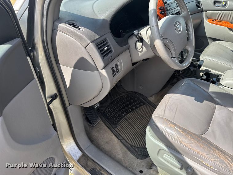image for item ER2451 2006 Toyota Sienna van