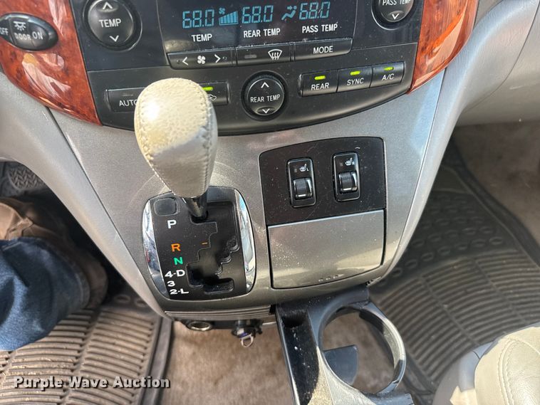 image for item ER2451 2006 Toyota Sienna van