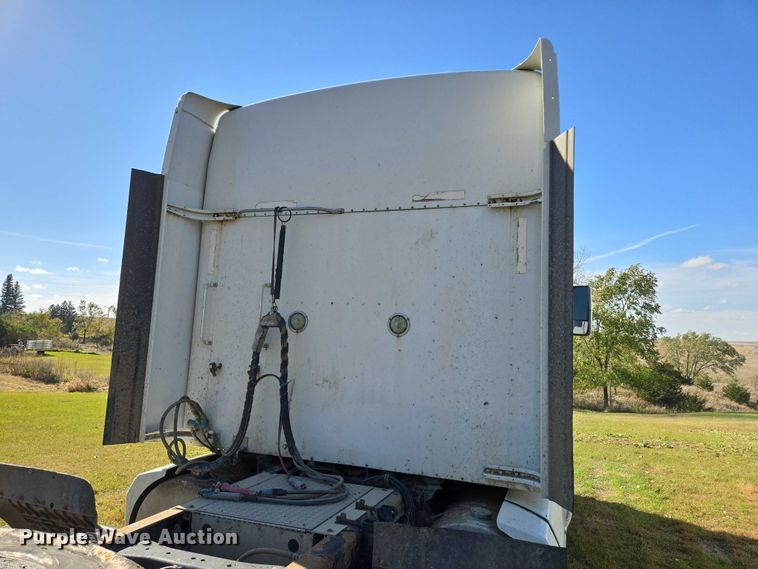 image for item ES2516 2012 Kenworth T660 semi truck