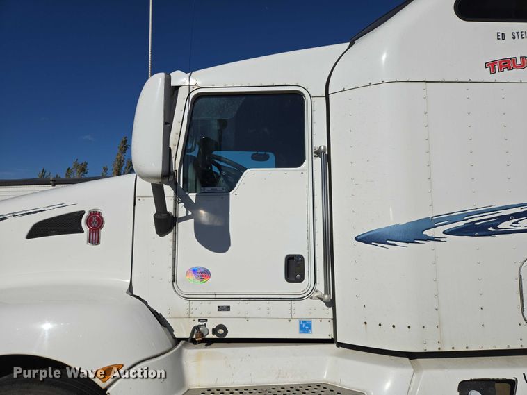 image for item ES2516 2012 Kenworth T660 semi truck