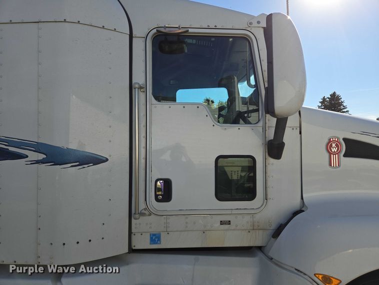 image for item ES2516 2012 Kenworth T660 semi truck